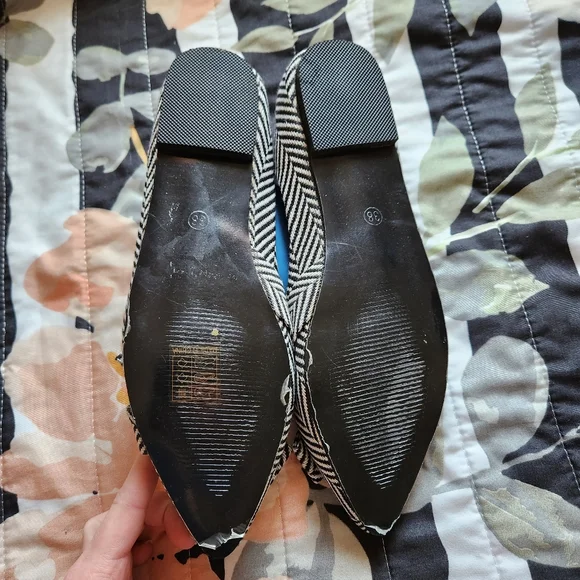 Black and cream Chevron flats (Size 7.5) - Picture 5 of 5